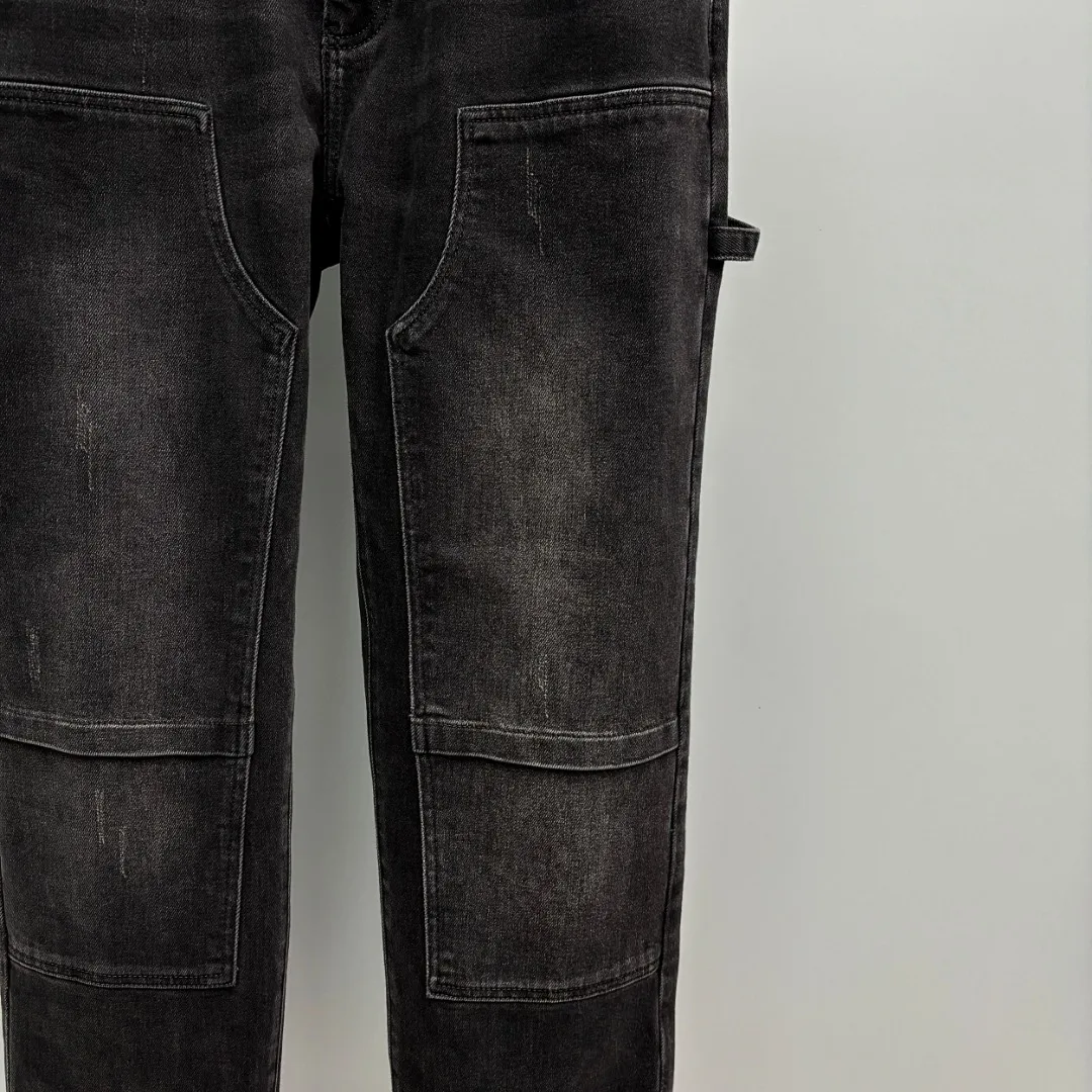 P390 Chrome Hearts/Chrome Hearts Straight-leg jeans are mainly made of high-quality high-quality cotton fiber. Fabrics with high cotton content have good moisture absorption and breathability. A small amount of spandex fiber is supplemented to increase the elasticity of the fabric and make the denim clothing fit the body better. It is comfortable to wear and not easy to deform. The yarn of high-quality denim is uniform, smooth and free of impurities. The surface of the woven fabric is smooth, delicate and clear. Zinc alloy placket buttons are embossed with Chrome Hearts logo. The embellishment of the customized 1:1 Crocodile leather label gives the upper body of the jeans a unique accent. The leather label on the waist and the details of the placket buttons echo the overall style. It is highly suitable for commuting. The neat trouser line and drape arc give a relaxed and high-end feel. Size: XS-2XL